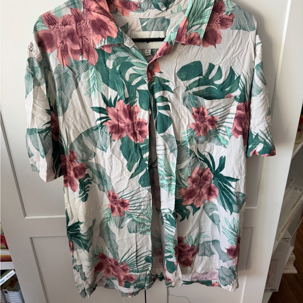 Modern Amusement Pink Floral & Green Leaf Short-Sleeve Button-Up Shirt